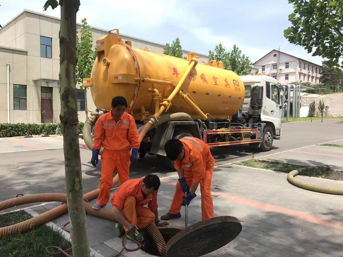 白河管道疏通车停在窨井附近